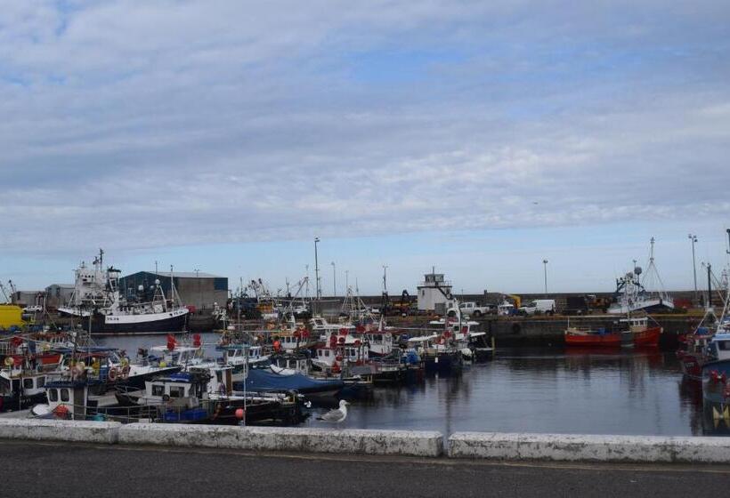 فندق صغير Cheers Cafe Bar & Tavern