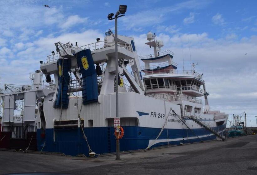 فندق صغير Cheers Cafe Bar & Tavern