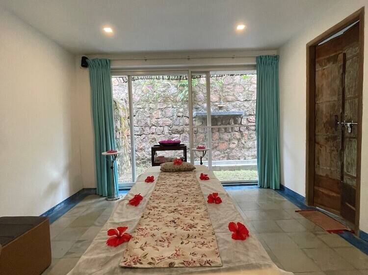 בית מלון כפרי Red Earth Tadoba