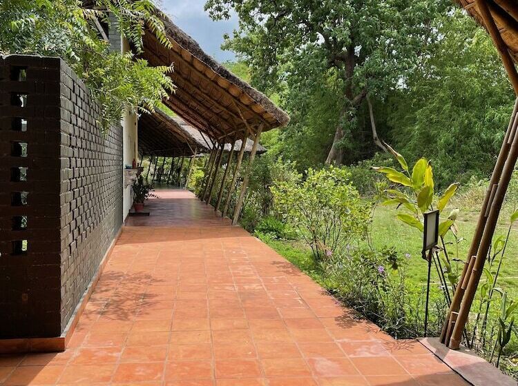 בית מלון כפרי Red Earth Tadoba