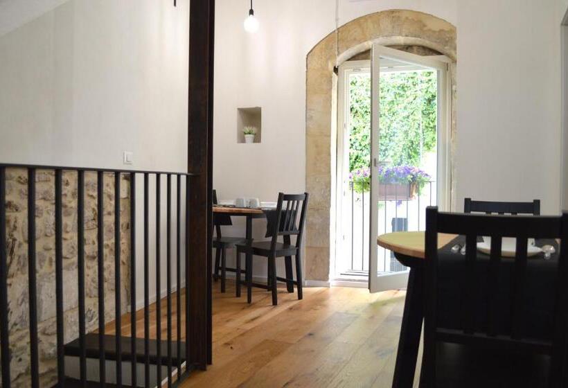 تختخواب و صبحانه Reusuite