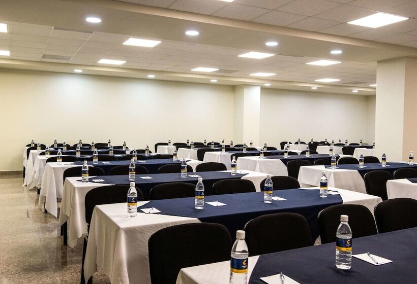 Отель Comfort Inn Irapuato