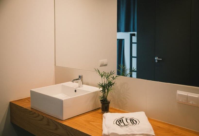 Plea Beach House   Hostel