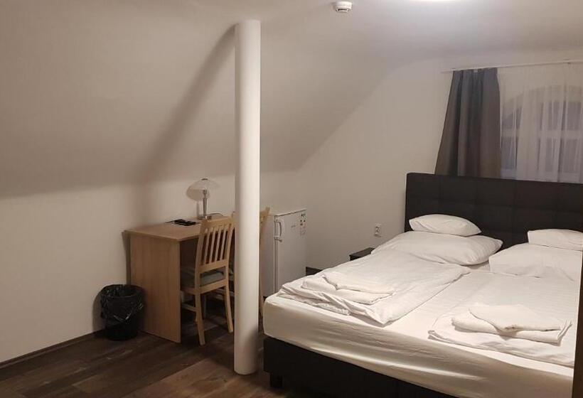 민박 Hbh Bajor Sörház Sólyomfészek Panzió