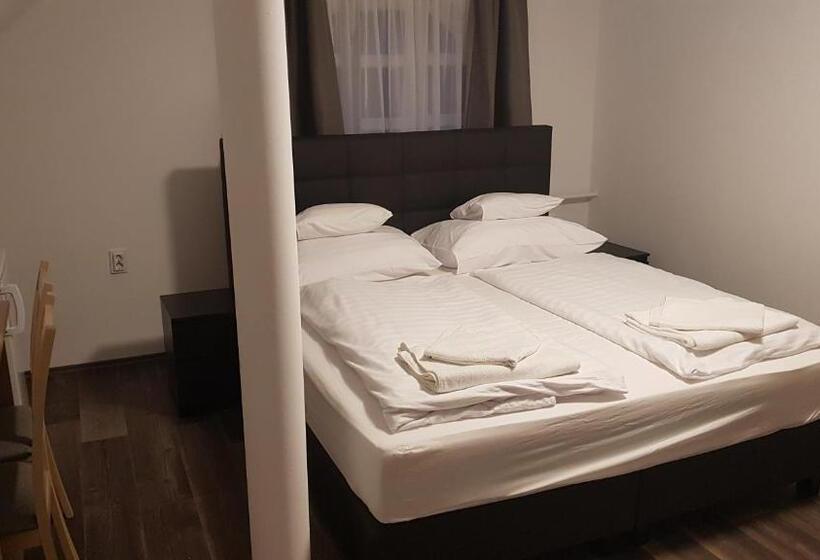 민박 Hbh Bajor Sörház Sólyomfészek Panzió