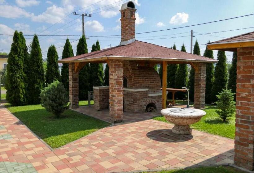 민박 Hbh Bajor Sörház Sólyomfészek Panzió