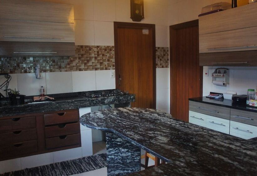 膳宿费 Yellow House