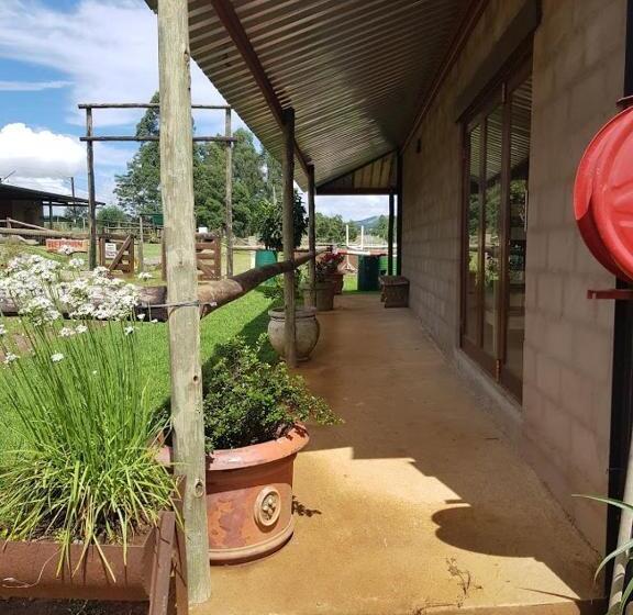 בית מלון כפרי The Little Club Getaway At The Hay Barn