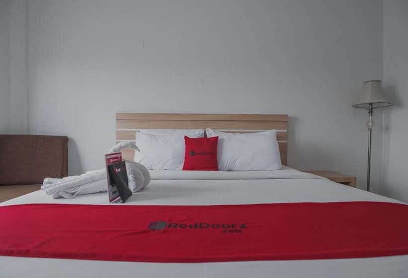 Пансион Reddoorz Near Hermes Place Polonia Medan