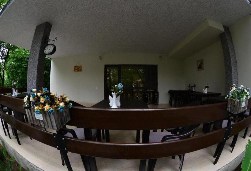 تختخواب و صبحانه Gori