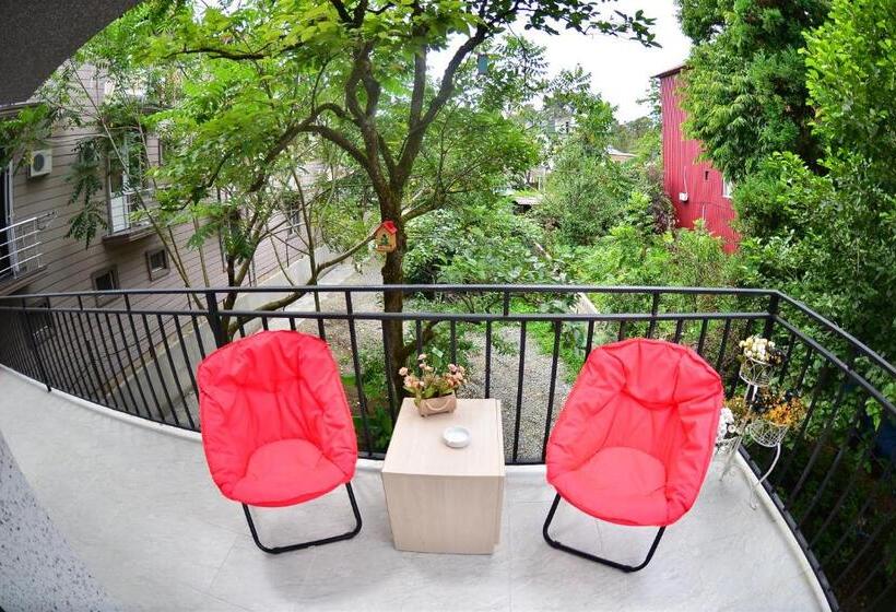 تختخواب و صبحانه Gori