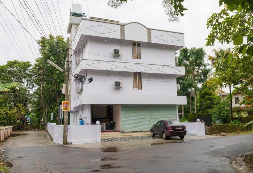 酒店 Blue Bell Cochin Airport