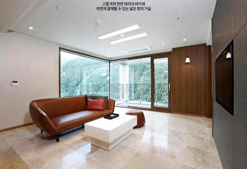 בית מלון כפרי Pine Forest Jeongseon Alpine Resort