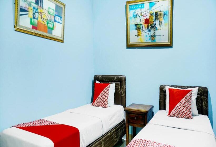 Отель Reddoorz Plus @ Cikarang