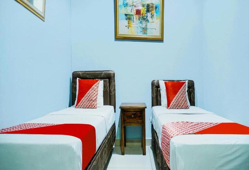 Отель Reddoorz Plus @ Cikarang