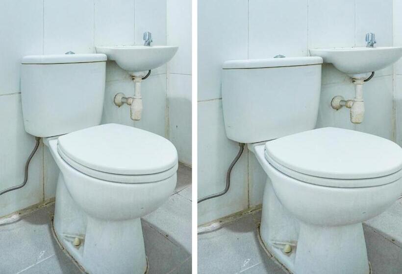 Отель Reddoorz Plus @ Cikarang