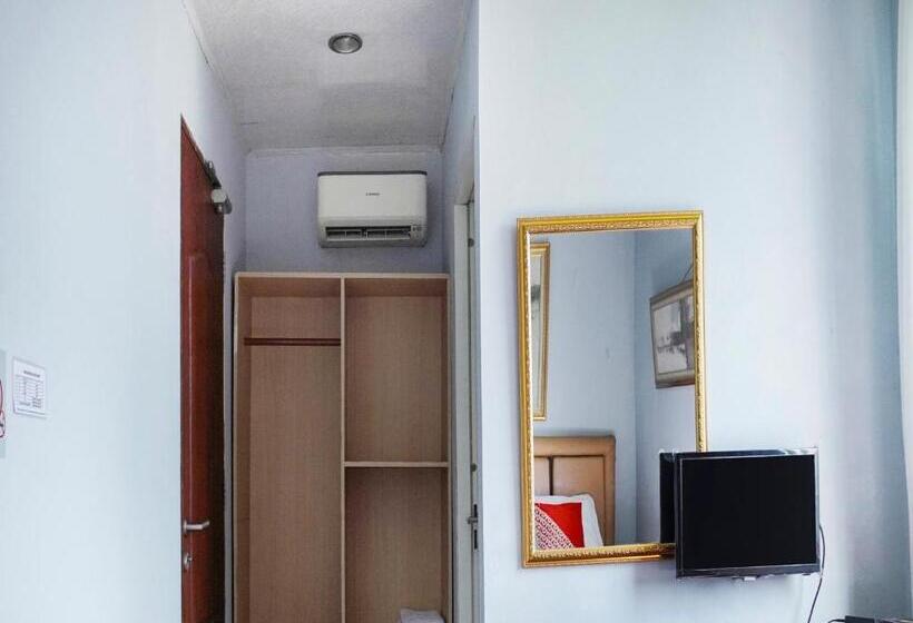 Отель Reddoorz Plus @ Cikarang