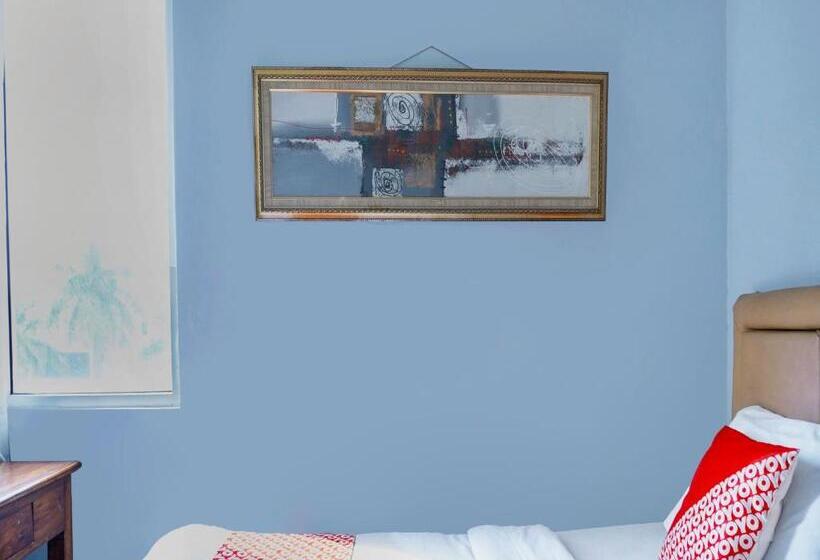 Отель Reddoorz Plus @ Cikarang