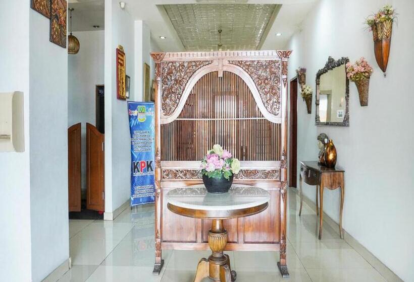 Отель Reddoorz Plus @ Cikarang