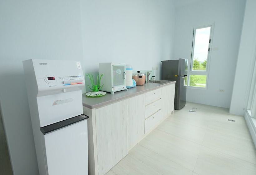 تختخواب و صبحانه Childlike House