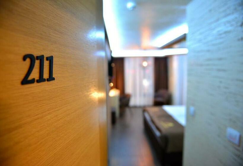 پانسیون Restaurant & Apartments & Rooms Avenia