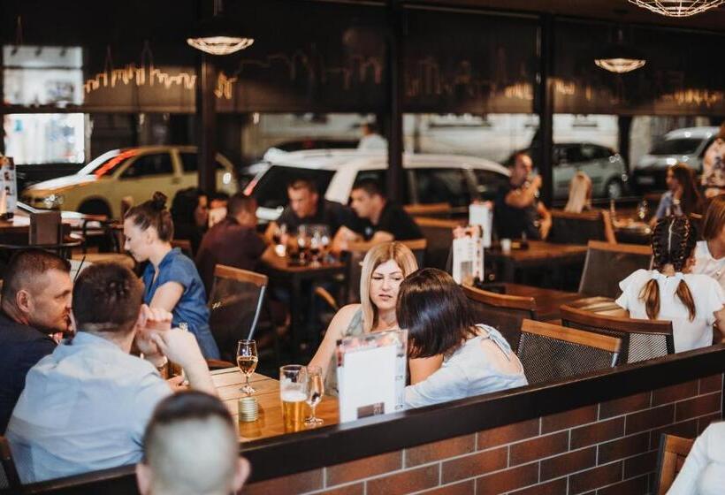 پانسیون Restaurant & Apartments & Rooms Avenia