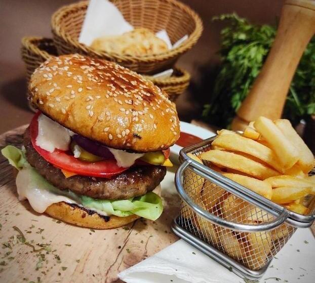 پانسیون Restaurant & Apartments & Rooms Avenia