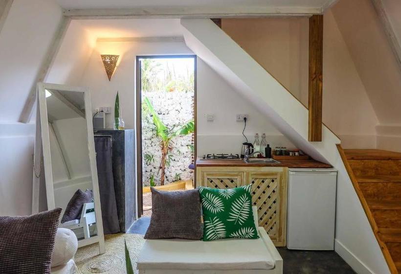 בית מלון כפרי B4 Beach Club