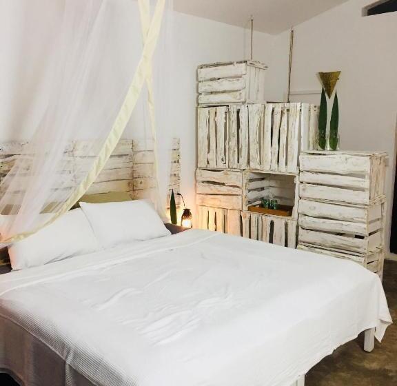 בית מלון כפרי B4 Beach Club