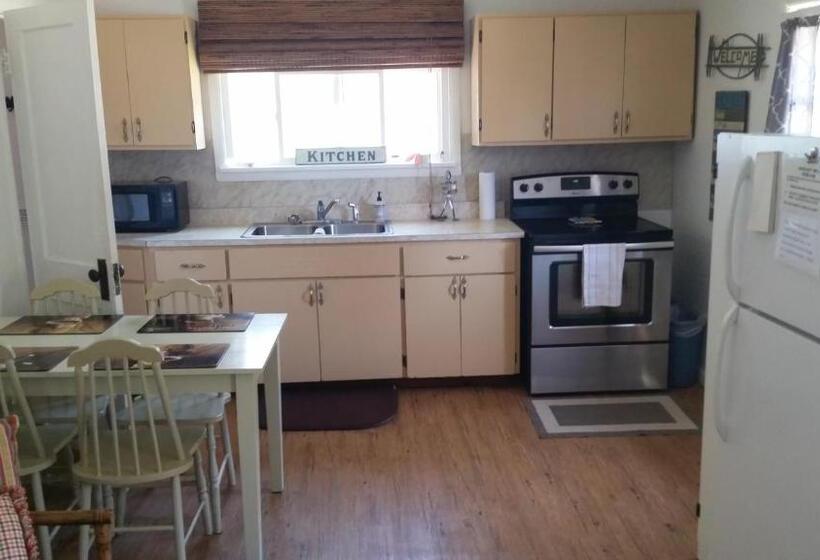 בית מלון כפרי Bay Port Lodging