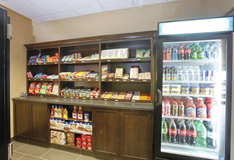 בית מלון כפרי Pomeroy Inn & Suites Prince George