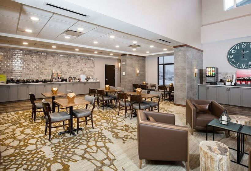 בית מלון כפרי Pomeroy Inn & Suites Prince George