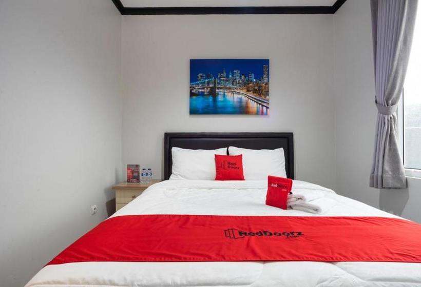 Пансион Reddoorz Near Botani Square Mall