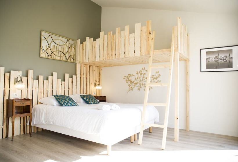 Georges Hostel & Café