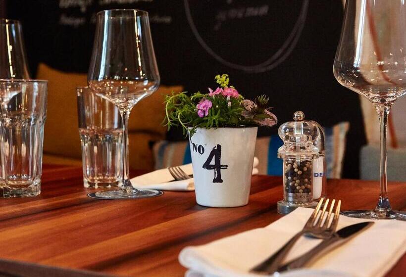 בית מלון כפרי August Restaurant