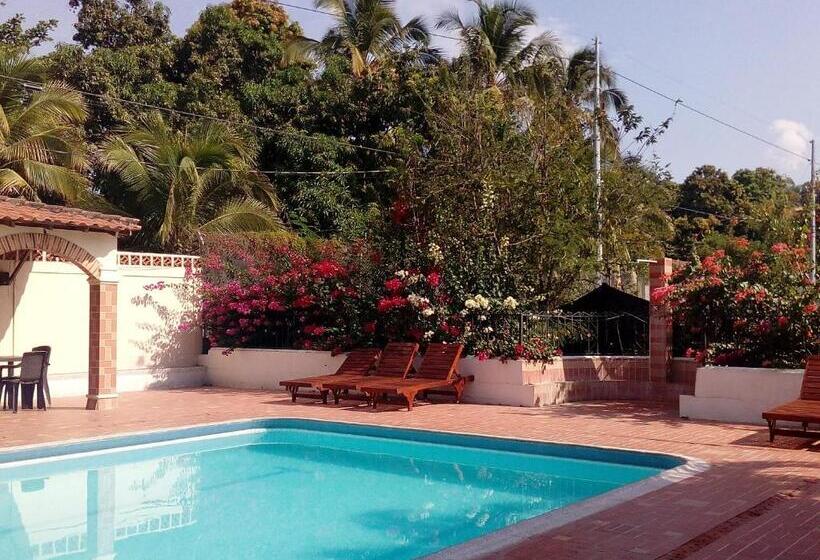 Las Cabanas De Pino Hostel