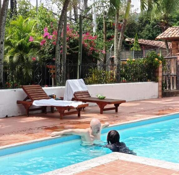 Las Cabanas De Pino Hostel