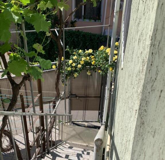 هاستل Ludmila Guest House   гостевой дом людмила