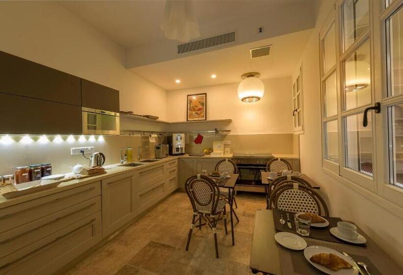 تختخواب و صبحانه The Snop House