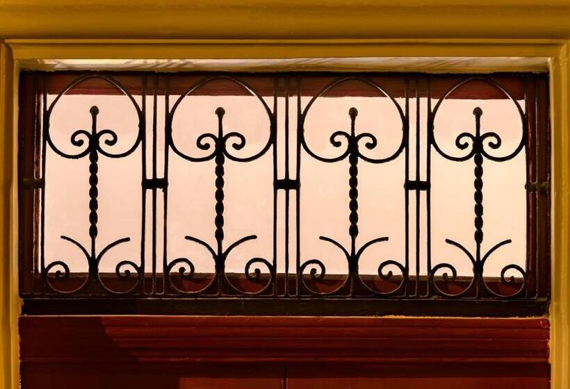 تختخواب و صبحانه The Snop House