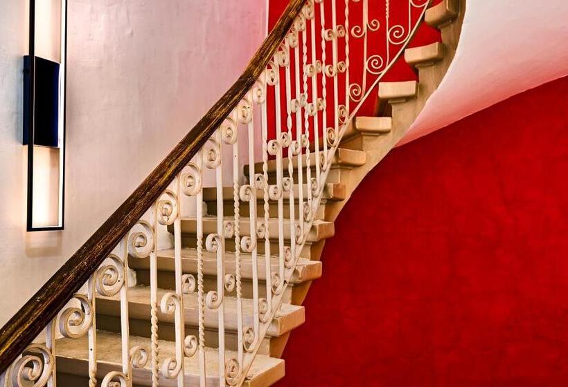 تختخواب و صبحانه The Snop House