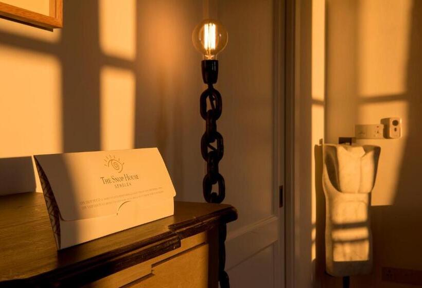 تختخواب و صبحانه The Snop House