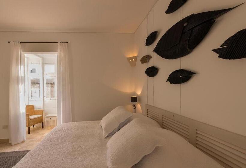 تختخواب و صبحانه The Snop House