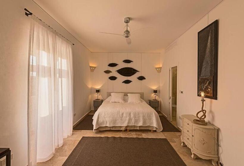 تختخواب و صبحانه The Snop House