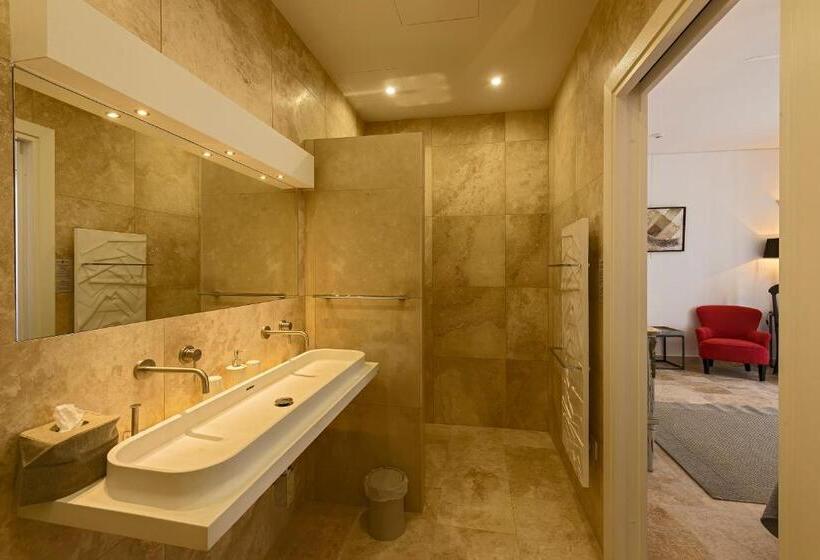 تختخواب و صبحانه The Snop House