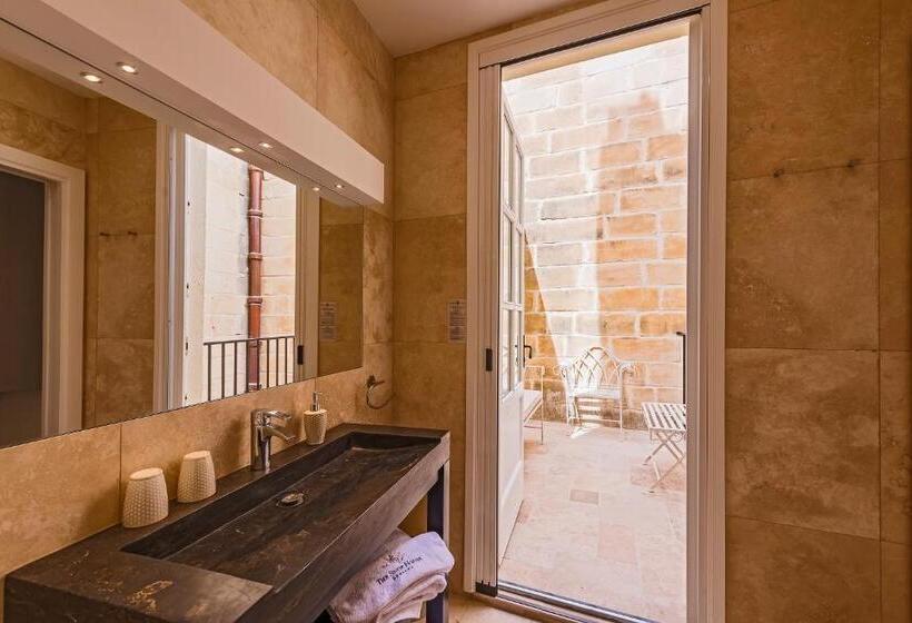 تختخواب و صبحانه The Snop House