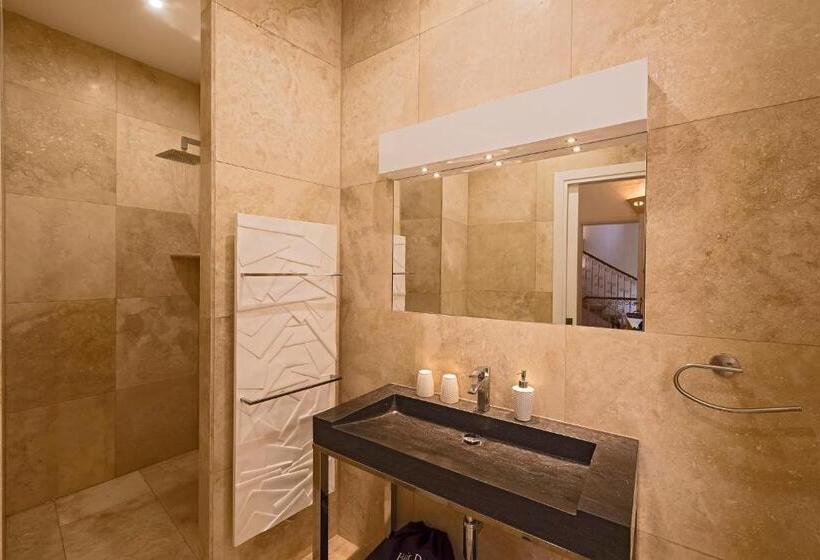 تختخواب و صبحانه The Snop House