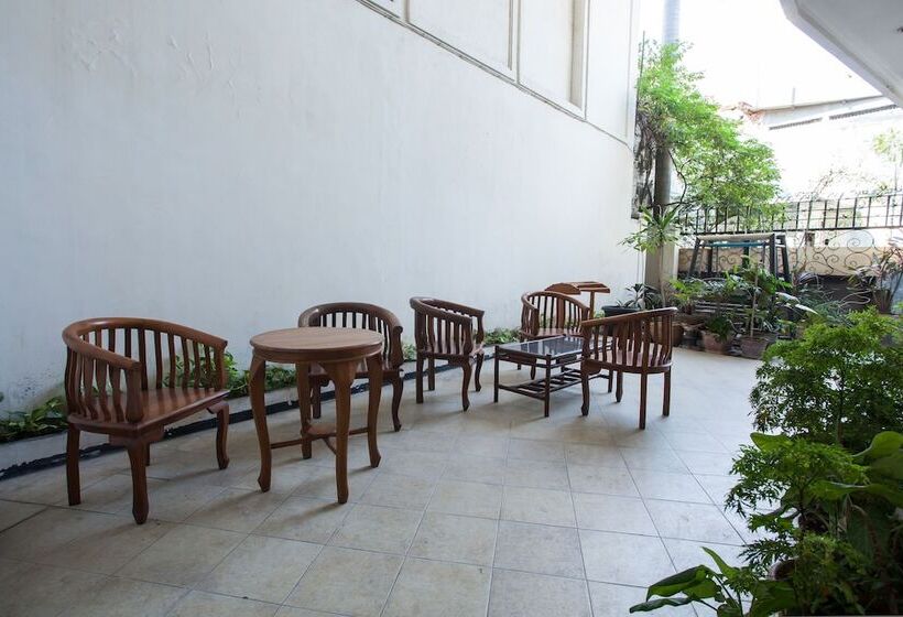 Пансион Reddoorz @ Raya Ngagel 2