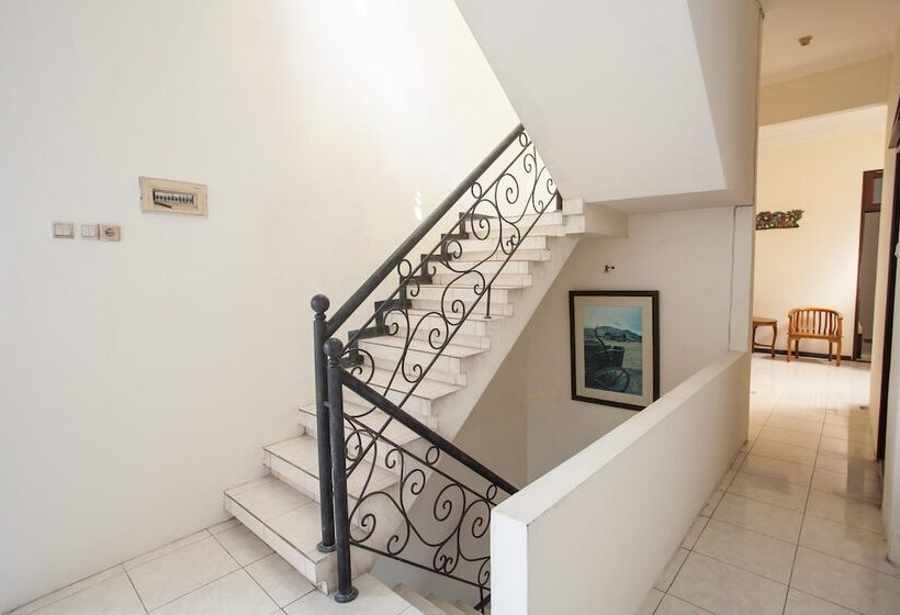 펜션 Reddoorz @ Raya Ngagel 2