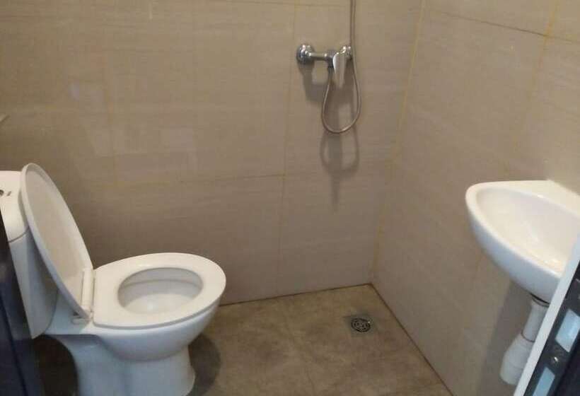 Пансион Reddoorz @ Raya Ngagel 2